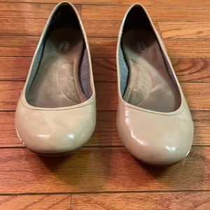 Size 9 beige Dr. Scholls women’s shoes. Comfortable